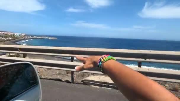 Tangan Wanita Muda Keluar Dari Jendela Mobil Selama Perjalanan Liburan — Stok Video