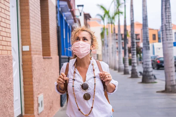 Vrouw Buiten Stad Vrije Tijd Wandelen Genieten Van Het Dragen — Stockfoto