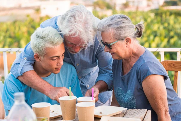 Konzept Der Familie Genießen Zusammen Freizeitaktivitäten Freien Mit Enkel Teenager — Stockfoto