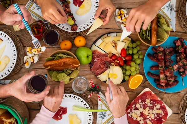 Familie Vrienden Hebben Plezier Samen Winter Eten Een Houten Tafel — Stockfoto