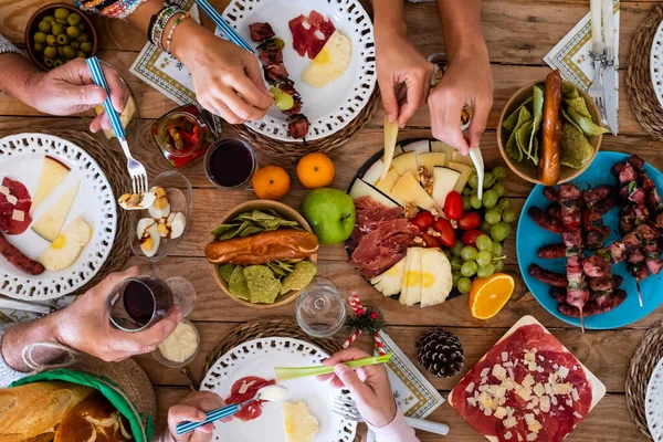 Οικογενειακοί Φίλοι Διασκεδάζουν Μαζί Χειμώνα Τρώγοντας Φαγητό Ξύλινο Τραπέζι — Φωτογραφία Αρχείου