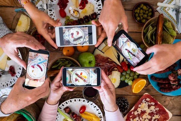 Ludzie Jedzący Razem Zdjęcia Żywności Smartfonem Aby Udostępnić Mediach Społecznościowych — Zdjęcie stockowe