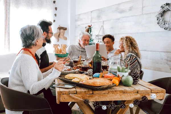 Familie Genieten Samen Kerstlunch Thuis Kaukasische Mensen Hebben Plezier Vriendschap — Stockfoto