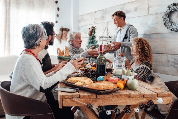Familie Genieten Samen Kerstlunch Thuis Kaukasische Mensen Hebben Plezier Vriendschap — Stockfoto