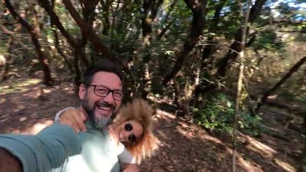 Feliz Pareja Haciendo Video Durante Caminar Parque Temporada Otoño — Vídeo de stock