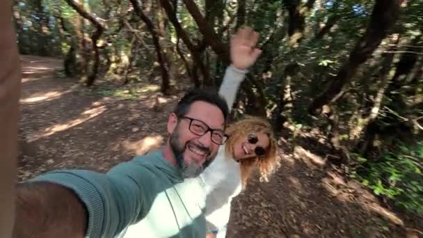 Casal Feliz Fazendo Vídeo Durante Caminhada Parque Temporada Outono — Vídeo de Stock