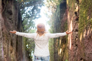 Mutluluk ve neşe dolu özgürlük kavramı. Kadınlarla hayat, kollarını açıp açık hava aktivitelerinin tadını çıkarıyor. 