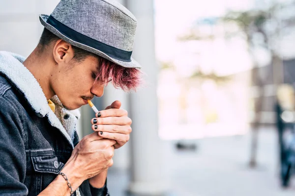 Молодий Сучасний Підліток Самець Фіолетовим Волоссям Капелюхом Запалює Цигарку — стокове фото
