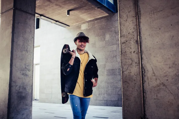 Модный Альтернативный Молодой Мужчина Подросток Прогуливается Городу Городской Серой Стеной — стоковое фото