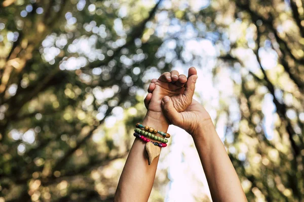 Handen Met Hippie Armband Met Open Haard Groene Bos Bomen — Stockfoto