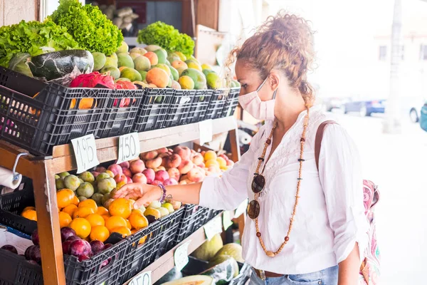 Mulher Adulta Escolhe Compra Frutas Legumes Loja Agricultor Cidade Usando — Fotografia de Stock