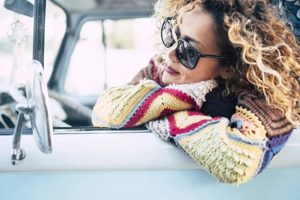 Mooi Portret Van Mooie Vrouw Genieten Dromen Buiten Het Raam — Stockfoto