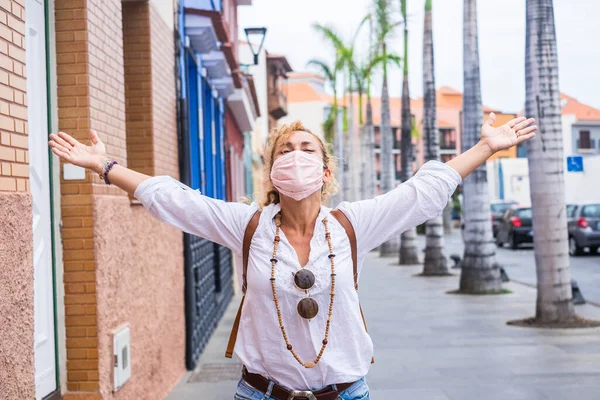 Boldog Ünnepli Világjárvány Végét Koronavírus Széttárja Karjait Városban — Stock Fotó