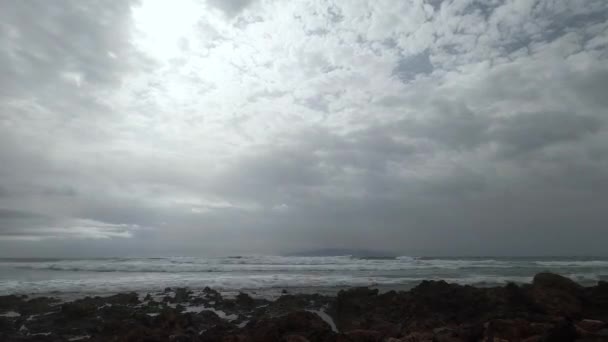 Tid Förflutit Havet Och Stenig Kustlinje Molnig Himmel Bakgrund — Stockvideo