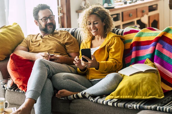 利用因特网技术 在沙发上为家中快乐的年轻夫妇提供视频电话会议和与现代朋友的在线联系 — 图库照片