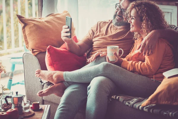 Feliz Alegre Pareja Adulta Disfrutar Tiempo Casa Videollamada Por Teléfono — Foto de Stock