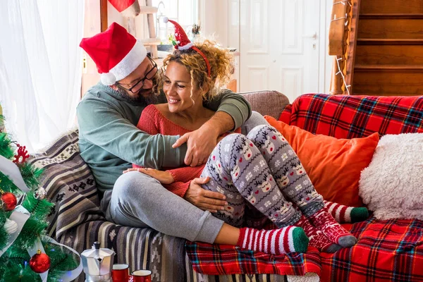 Adulto Dulce Pareja Abrazo Amor Disfrutando Casa Día Navidad Sentado —  Fotos de Stock