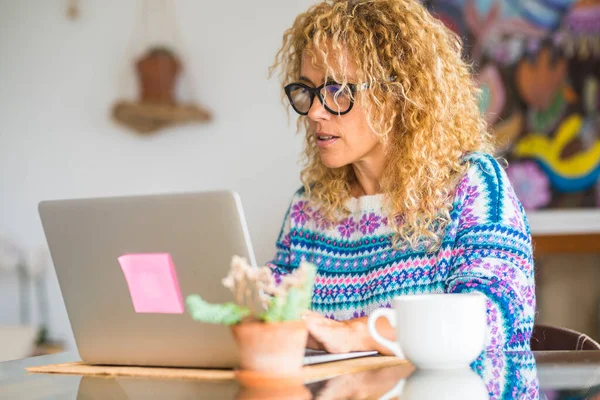 Moderne Pen Kvinnes Arbeid Nyte Datateknologi Internettilkobling Hjemme Alternativt Kontor – stockfoto