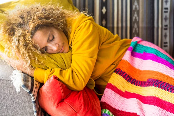 Kleuren Prachtig Portret Van Volwassen Vrouw Slapen Ontspannen Thuis Bank — Stockfoto
