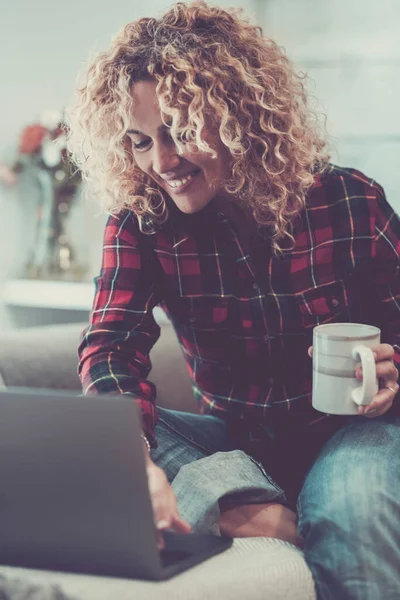 Middelbare Leeftijd Vrouw Thuis Werk Genieten Van Laptop Computer Zitten — Stockfoto