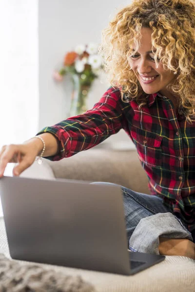 Middelaldrende Kvinne Jobben Nyter Bærbar Datamaskin Sittende Sofaen – stockfoto