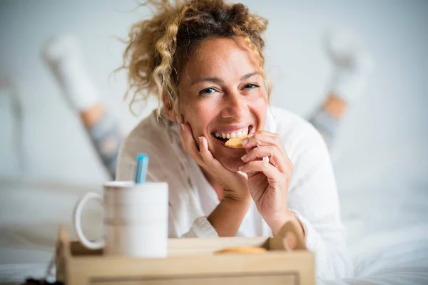 Retrato Mulher Bonita Adulta Comendo Biscoito Café Manhã Quarto — Fotografia de Stock