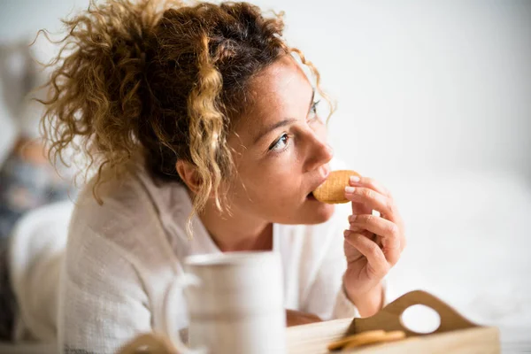 Retrato Una Mujer Adulta Hermosa Comiendo Galletas Desayuno Mañana Dormitorio — Foto de Stock