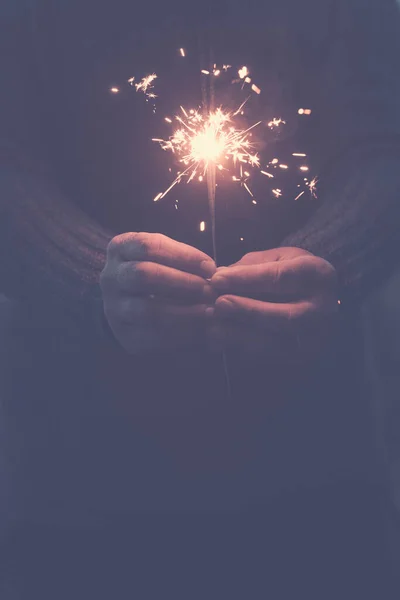 Celebração Esperança Conceito Futuro Com Close Par Mãos Com Sparkler — Fotografia de Stock