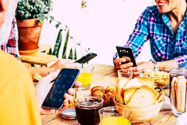 Close Grupo Pessoas Usam Telefone Mesa Enquanto Tomam Café Manhã — Fotografia de Stock