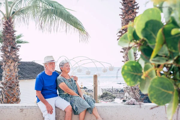 Gelukkig Senior Paar Knuffel Met Liefde Samen Genieten Outdoor Vrijetijdsbesteding — Stockfoto