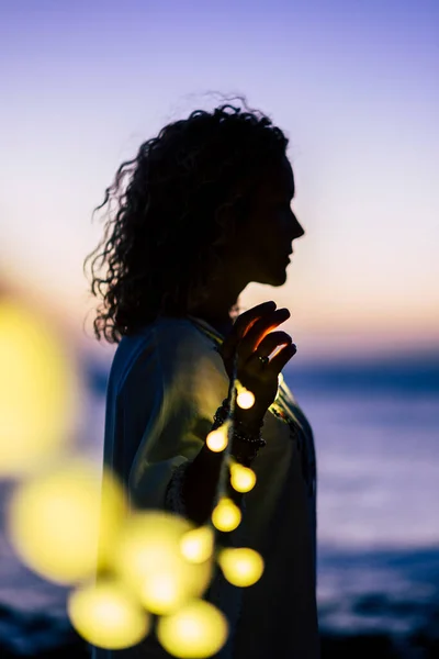 Luz Mágica Sentimento Com Mulher Bulbo Amarelo Levou Livre Durante — Fotografia de Stock