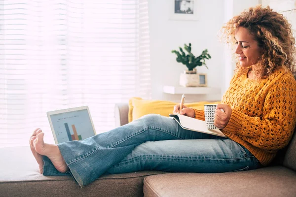 Hermosa Mujer Trabajo Casa Con Libro Papel Computadora Portátil Juntos —  Fotos de Stock