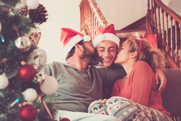 Familia Feliz Grupo Caucásico Casa Con Sombreros Santa Claus Árbol —  Fotos de Stock