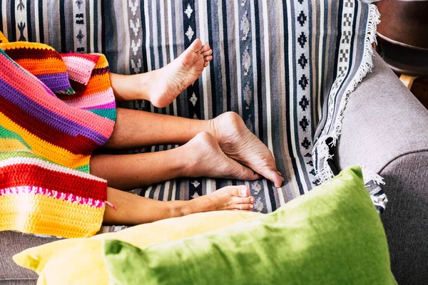 Пара Занимающаяся Сексом Обнаженными Ногами Цветным Покрытием Диване Дома — стоковое фото