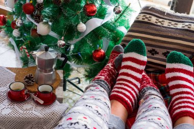 Bir çift Noel tatili kırmızı çorapları kapatın. 