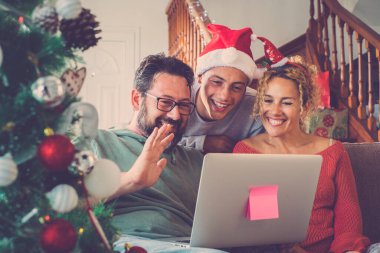 Yılbaşı tatili aile konseptinde arkadaşlarına ya da ailelerine bilgisayar ve internet bağlantısı teknolojisi kullanarak video görüşmeleri yapıyor.