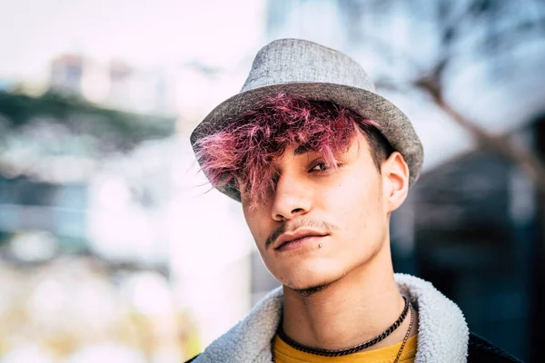Bonita Diversidade Jovem Rapaz Retrato Com Cabelo Violeta Piercing Rosto — Fotografia de Stock
