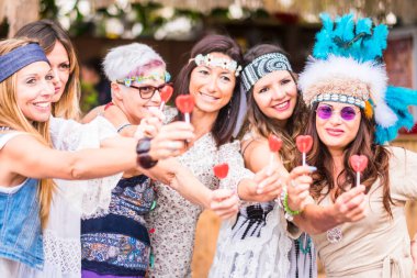 Karma yaş kadın genç eski stay birlikte alarak ve sana lolipop candy Ocak teklif dostluk grubu. huzurlu ve barış ve sevgi gibi hippi tarzı için ilham yaşam tarzı