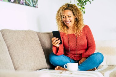 Mutlu modern kadın evdeki telefon görüşmesinin tadını çıkar. 