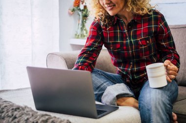 İnsanlar ve bilgisayar internet teknolojisi evde