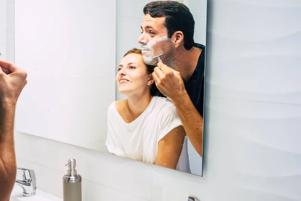 Home Cena Vida Real Com Duas Pessoas Casal Jovem Caucasiano — Fotografia de Stock