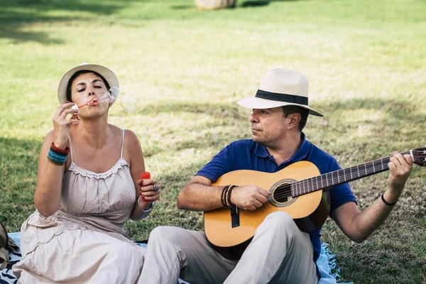 Feliz Diferentes Edades Alegre Pareja Alternativa Con Mujer Joven Hombre — Foto de Stock