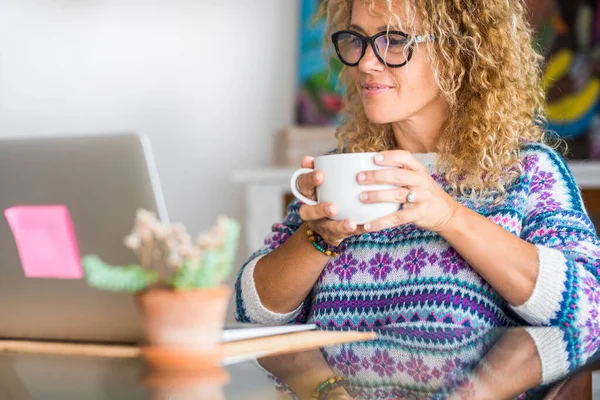 Retrato Hermosa Mujer Rubia Sonrisa Trabajo Con Ordenador Portátil Casa —  Fotos de Stock