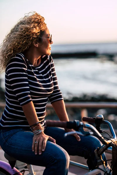 Schöne Blonde Erwachsene Frau Genießen Den Sonnenuntergang Und Die Freiheit — Stockfoto