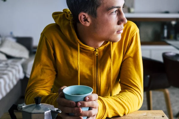 Retrato Entediado Grave Adolescente Masculino Tomando Café Manhã Casa Sozinho — Fotografia de Stock