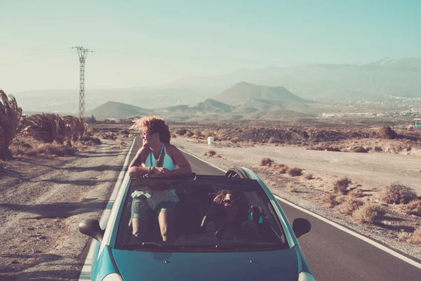 Paar Junger Erwachsener Glücklicher Frauen Auf Einem Cabrio Das Eine — Stockfoto