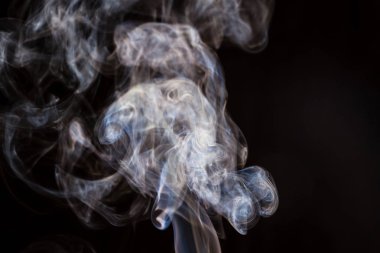 Sigara duman izole buharı gerçekçi sis siyah arka plan üzerine