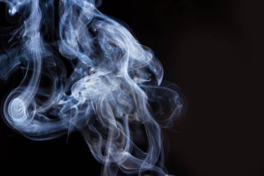 Kalın duman bir siyah arka plan izole. Arka plandan vape duman