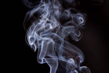 Kalın duman bir siyah arka plan izole. Arka plandan vape duman