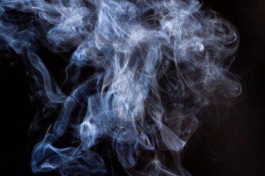 Kalın duman bir siyah arka plan izole. Arka plandan vape duman